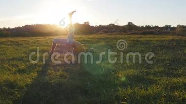 年轻人在草地上练习<strong>瑜伽动作</strong>和姿势。 在大自然中站着瑜伽姿势的运动员